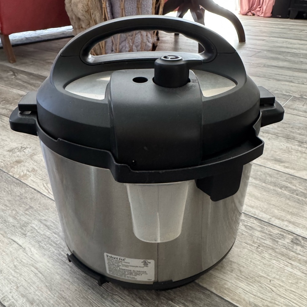 Instant pot - like new - Picture 3 of 3